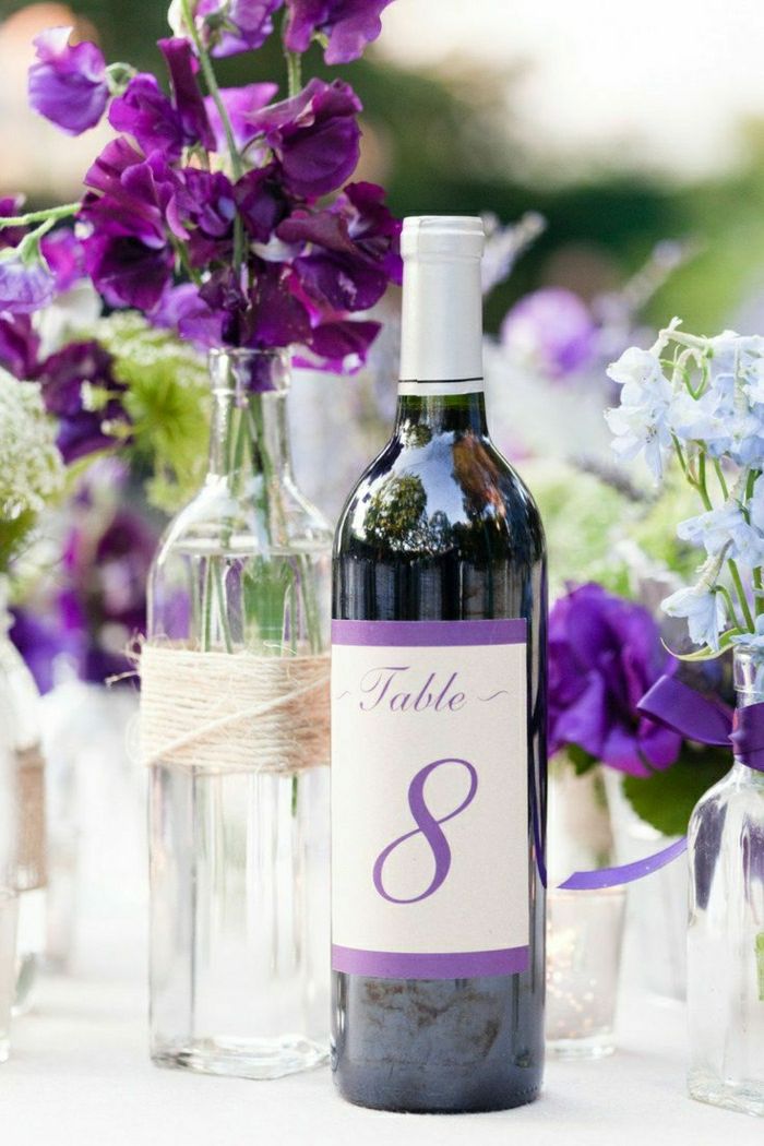 Vino etichette-even-fanno decorazione della tavola di nozze accenti viola bottiglia di vino