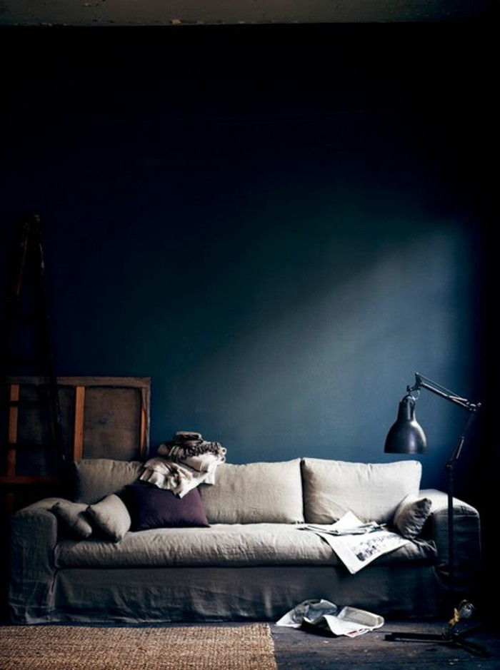 benzina-parete di colore bianco-divano moderno interior design
