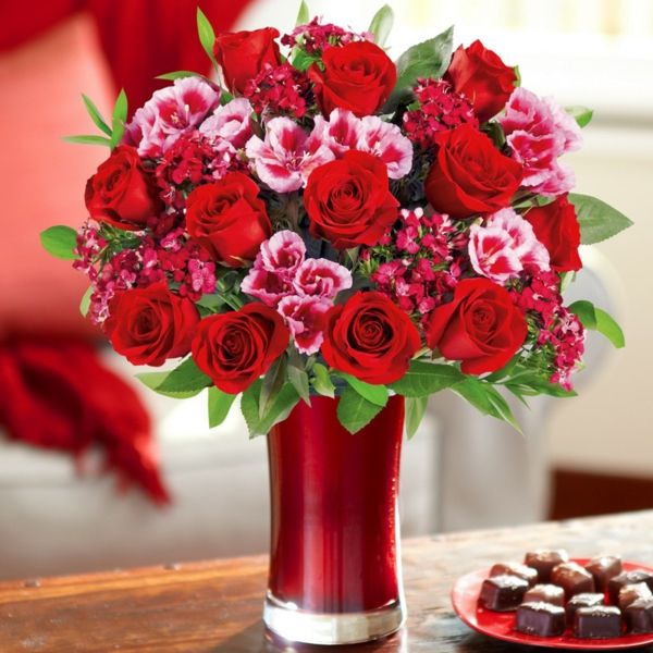 Gėlių puokštelė vaza, raudona ir rožinė