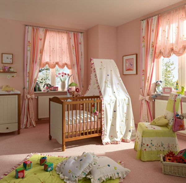 Persika-färg-gardiner-dekoration exempel-baby room - window