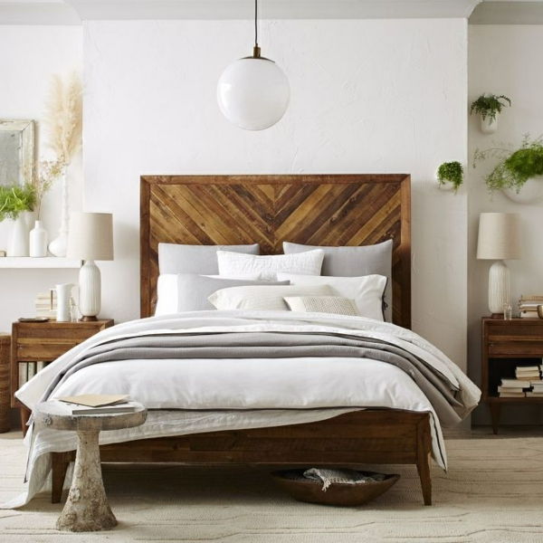 Augalų miegamajame su-a-mediniai lovų su-a-didelio galvūgalio