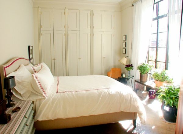 planta-in-dormitor-de-un-confortabil alb paturi