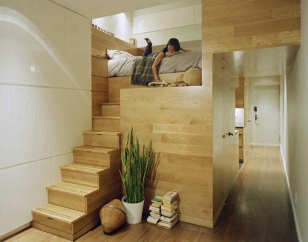 rastlin v-spalnici-naslednji-lesene-stopnice