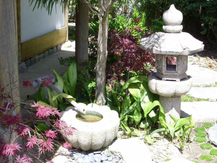 japonski vrt z japonskimi rastlinami in vrtnimi dodatki - urejanje vrtnih ležišč