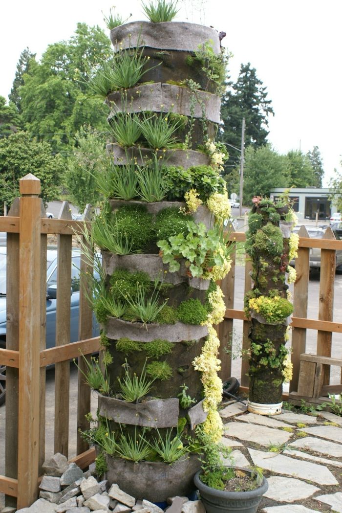 okrogli vertikalni vrt z različnimi rastlinskimi vrstami - urejanje vrtnih ležišč