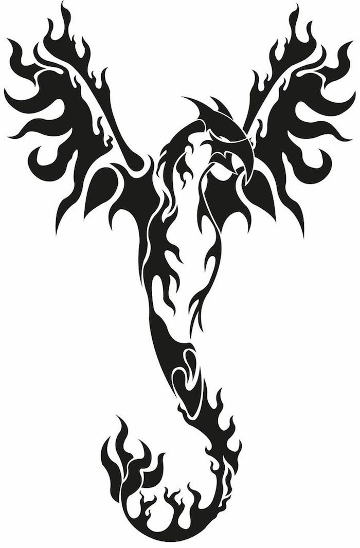 Un tatuaggio con una grande fenice nera volante con ali nere con piume nere - Phoenix dal tatuaggio di cenere