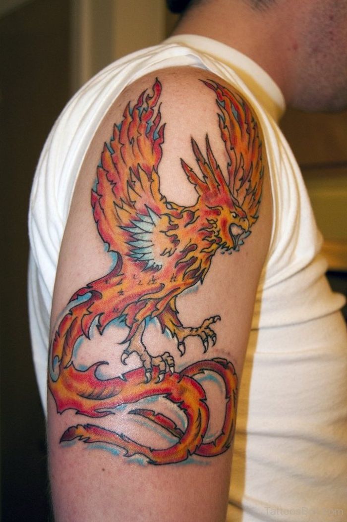 duży pomarańczowy płonący feniks z dwoma skrzydłami. pomarańcze, żółte i czerwone pióra - znaczenie feniksa tatuaż