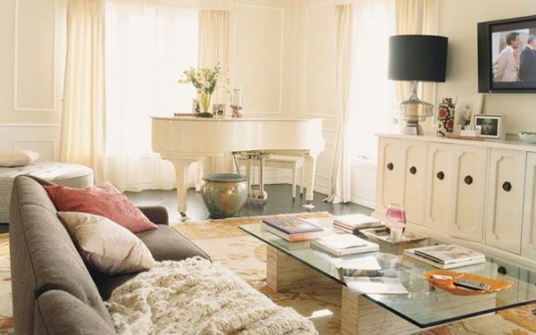 dizajnérske deko trendy pre obývaciu izbu - biele klavír a sklenený stôl