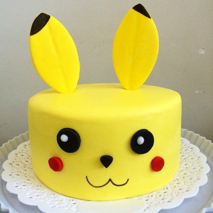 Aqui está uma idéia para uma torta de pokemon amarela - uma criatura pokemon amarela com bochechas vermelhas e olhos negros