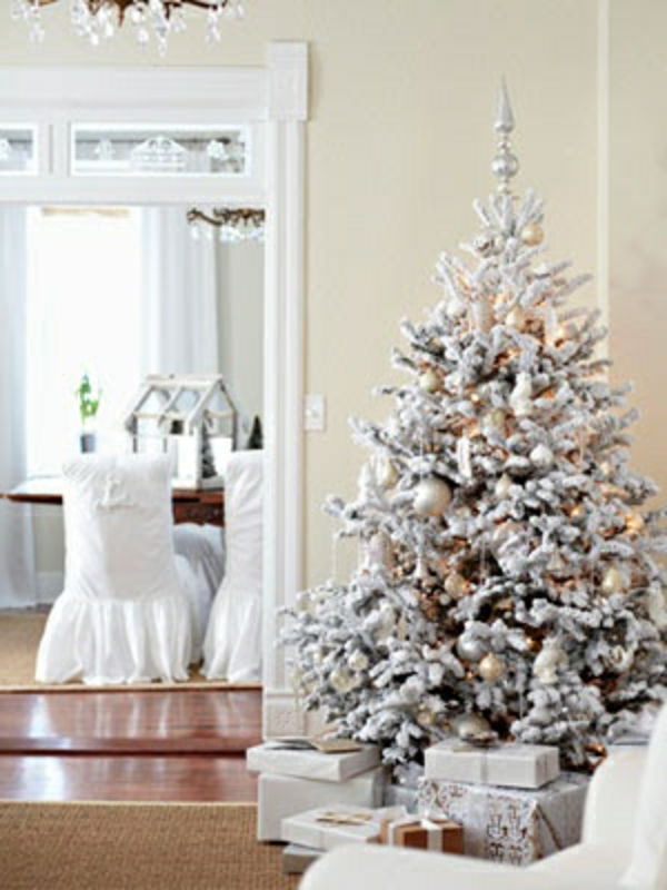 vit juldekoration - julgran i det vackra rummet