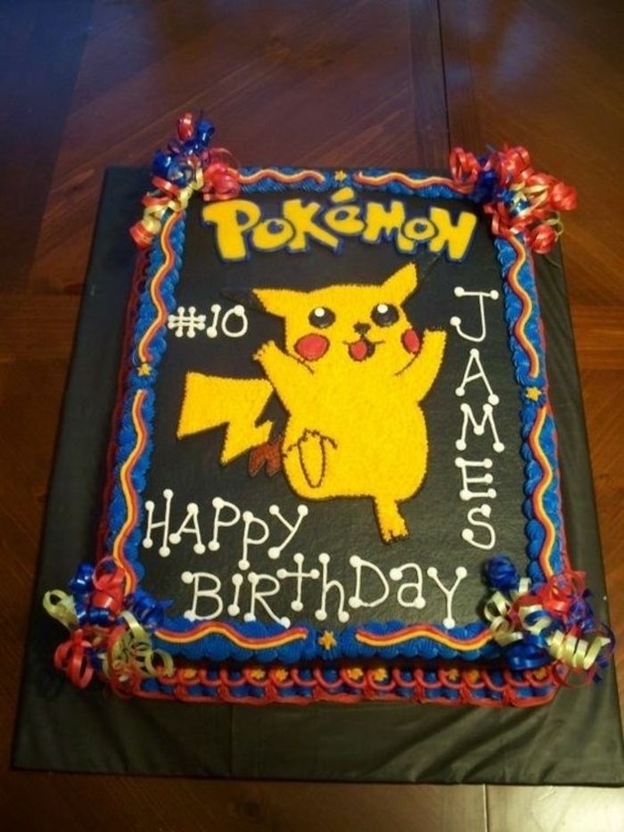 Essa é uma idéia para uma torta de pokemon de chocolate com um pikachu de essência de pokemon amarelo e manchetes brancas e amarelas