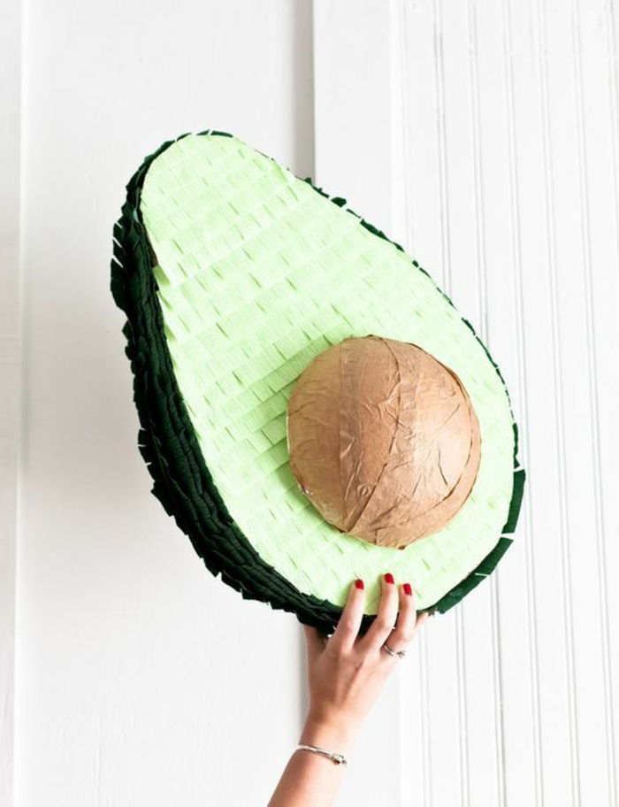 Pinata avokado iz kartona, okrašenega z zelenimi prtiči