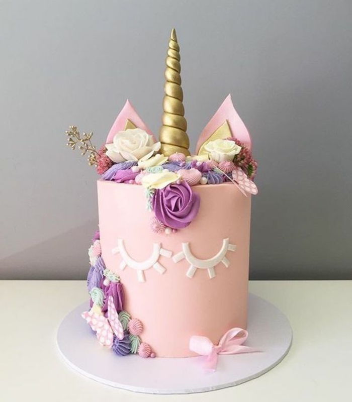 torta de unicórnio rosa com um chifre de ouro