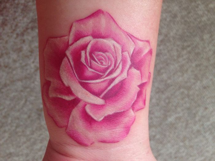grote roze roos - je zult een van onze ideeën voor een rozen-tatoeage vinden