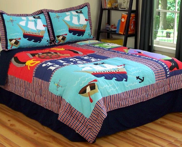 Yatak örtüsü ve yastık kreş kitaplık üzerinde yatak çarşafları motifleri