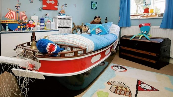 Net korsan ayı ve diğer oyuncaklar kreş çocuk ile tekne yatak