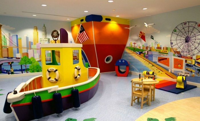 tekneler ve gemiler figürleri ve güzel duvar tasarımı olan çocuklar için bir oyun odası