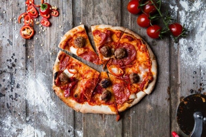 pizzaovn-egen-build-a-deilig-italiensk pizza-baking
