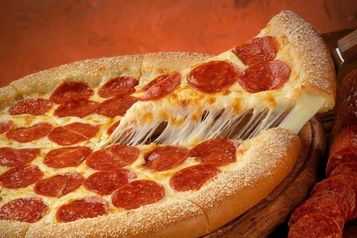 piec do pizzy-own-build-pizza z salami,
