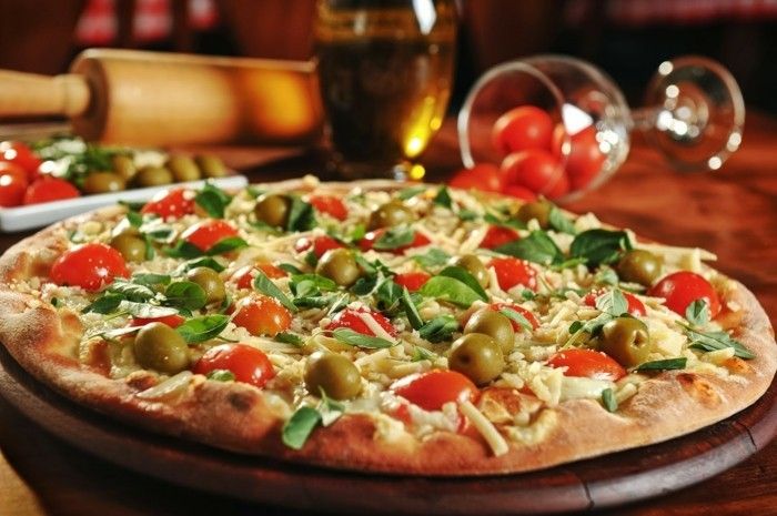 pizzaovn-egen-pizzaovn bygge-bygge-og-en-pizza-baking