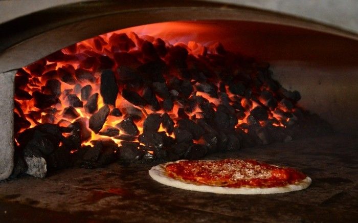 pizzaovn-egen-pizzaovn bygge-egen-build-og-en-pizza-baking