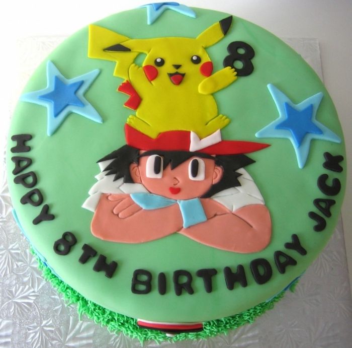 žalia pokemonio pyragas - geltonas pikachu, dvi mėlynos žvaigždės, berniukas su raudonu dangteliu
