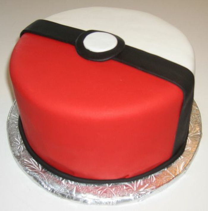 un grande pokeball rosso - idea per una bella torta pokemon rossa - torta di compleanno pokemon