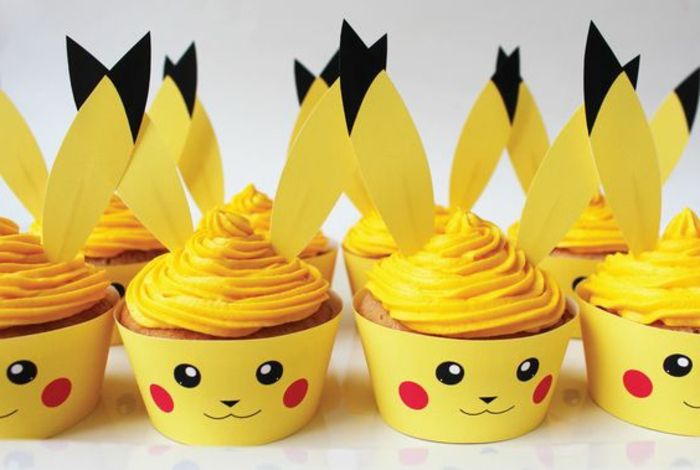 Här är små gula pokemonvarelser pikachu-gula pokemonkakan med en gul kräm