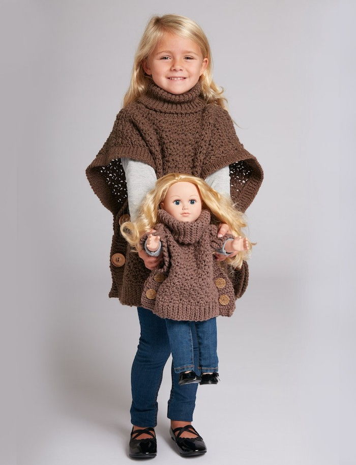 dukken er kledd på samme måte som den lille jenta - poncho damer strikkevarer