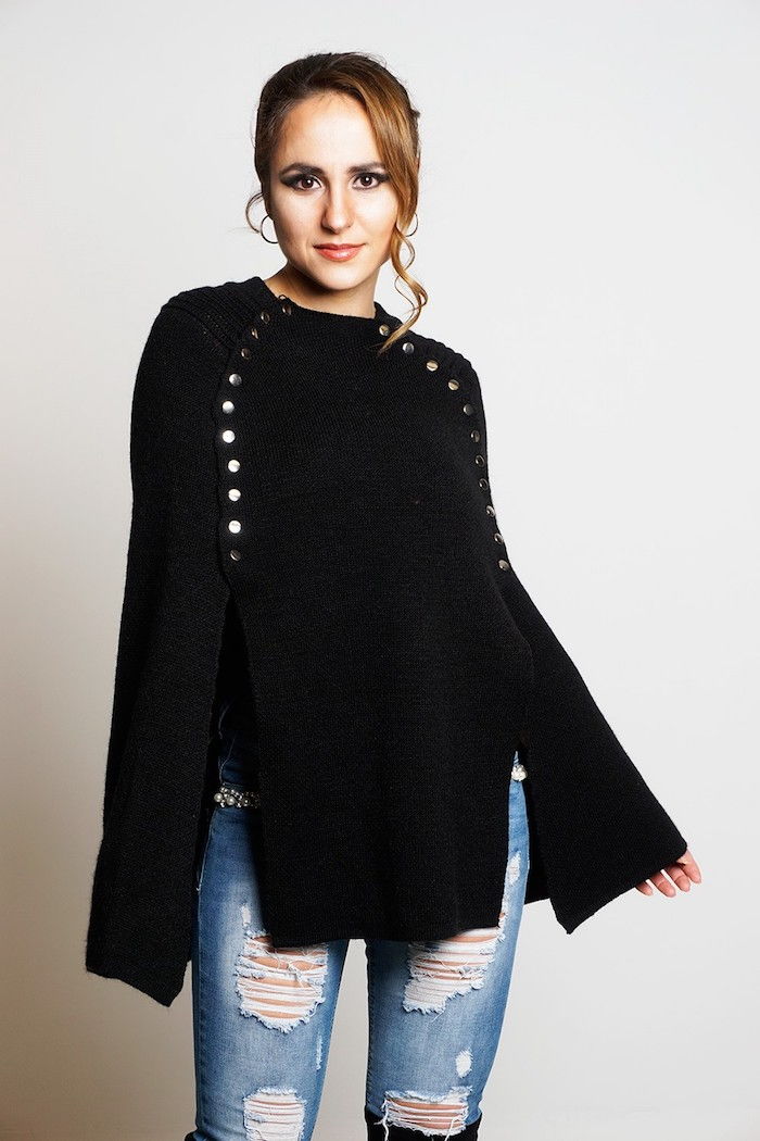 ett svart poncho med många glänsande knappar och moderna jeans - crochet poncho