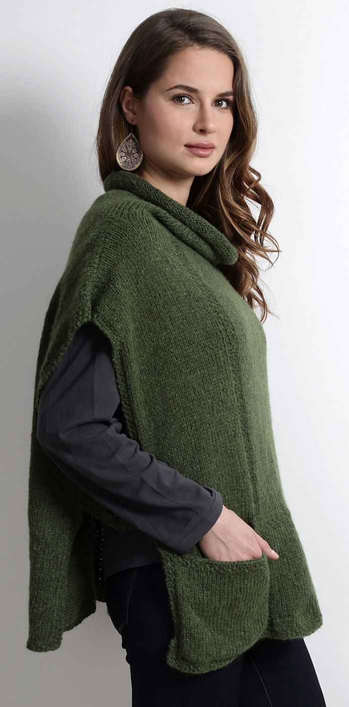 Hekle en grønn poncho for vinteren for vakker brunhåret jente med øredobber