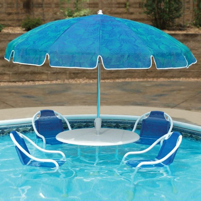 piscina tapet albastru-umbrelă de soare-si-scaune-in-apa