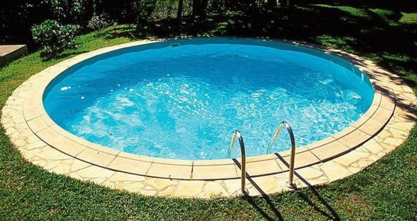 bazén-postavený-okrúhly-tvar-na dvore