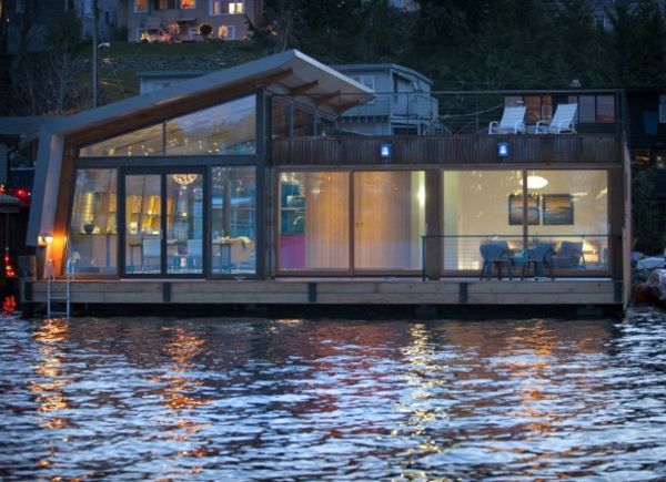 super modernus dizainas-plaukiojantis namas