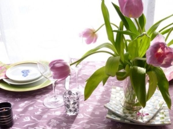 stalas su violetiniais tulpėmis ir porceliano lėkštuku dekoravimo antklodė purpurine