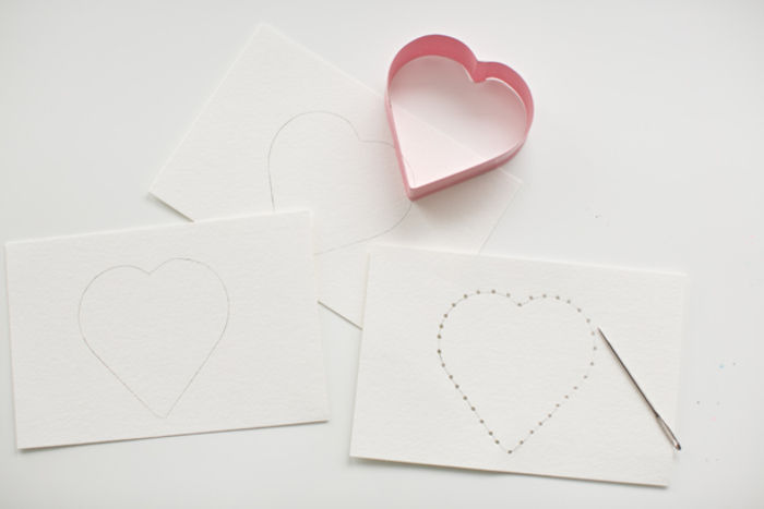 Lag postkort selv, tegne hjerter, lage hull med nåler, DIY ide for barn