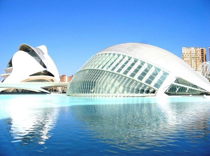 Postmodern-architecktur-a-yuvarlak bina su içinde