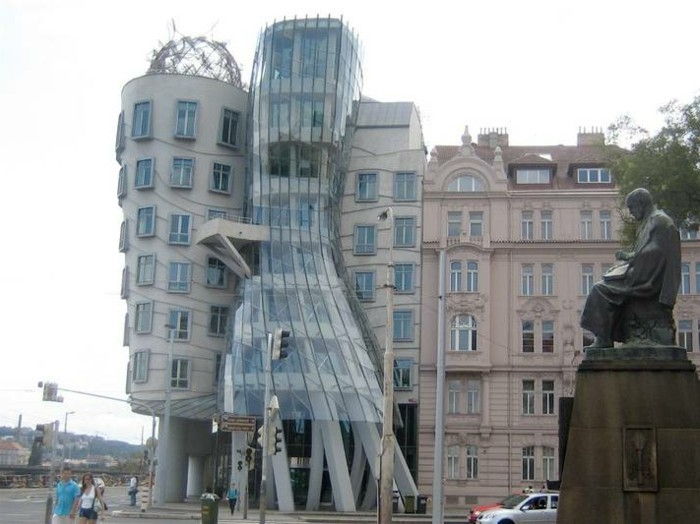 Postmodern-mimari-özellikleri benzerim-a-kadın görünümlü bina