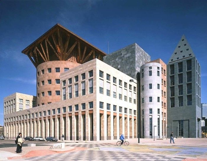 arhitectura post-modernă cu tipic-amestec-de-forme