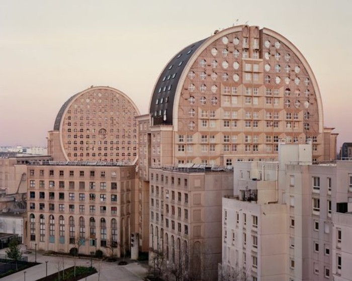 Post-modern mimarisi-iki gökdelen-ile-yuvarlak şekilli