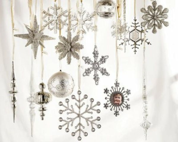 hvit juledekorasjon - snøflak, baller og vakre hvite stjerner