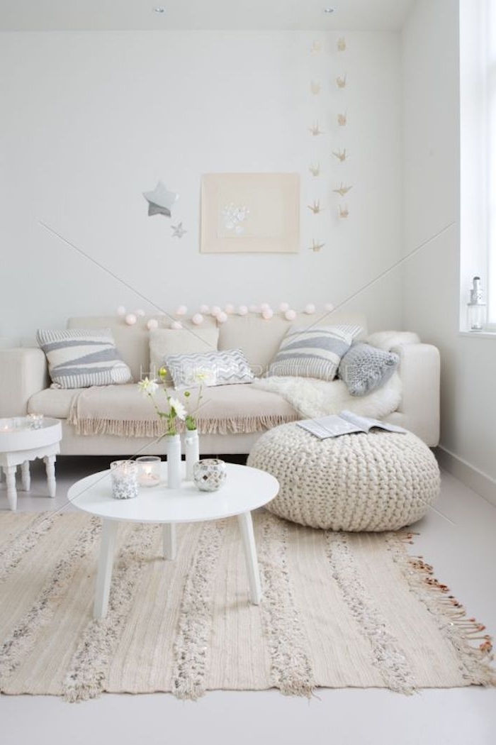 vita och beige inredningsdesigner i hemmet diskreta färger ljusa färger visuellt större lägenhet