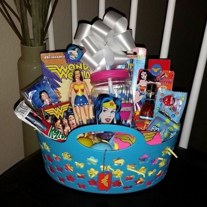 Kto nie podziwia Wonder Woman, łącząc tematyczny koszyk prezentów
