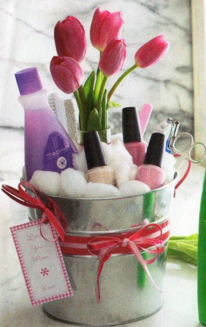 Prezent na koszyczek z okazji Dnia Matki - akcesoria do paznokci i manicure ze świeżymi kwiatami