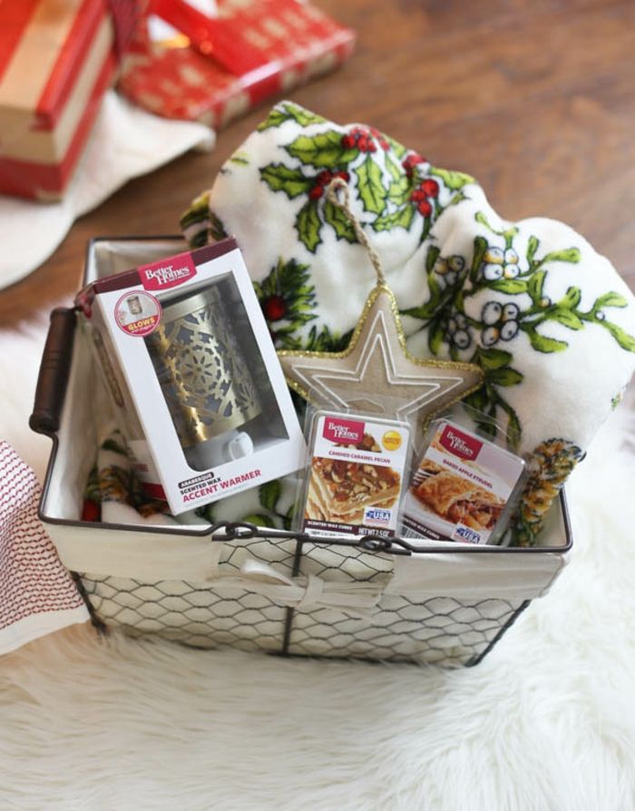 szmatka z motywami świątecznymi, świecami i słodyczami - zawartość koszyka na prezenty