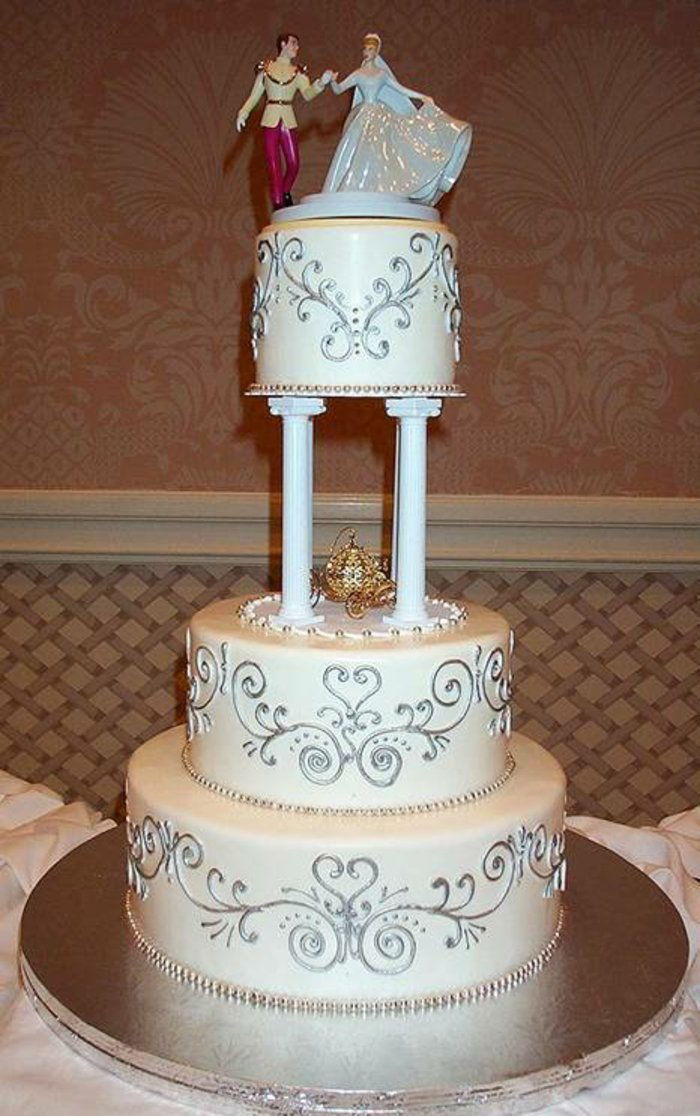 torta magnifica-nozze con figure-di Cenerentola e del Prince-