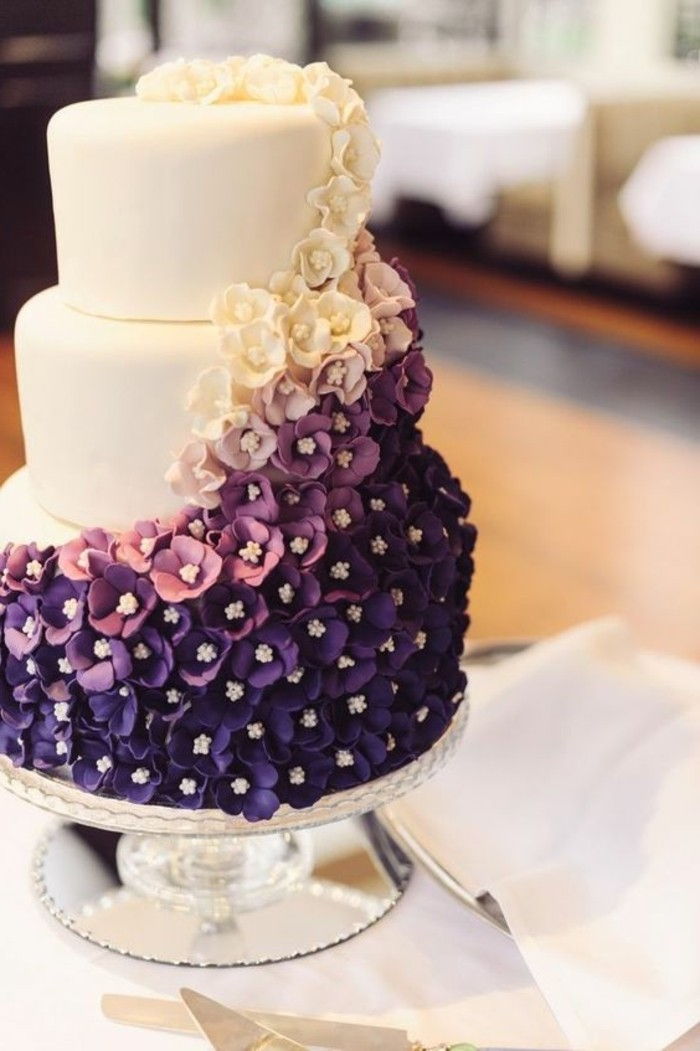 superba nunta tort cu alb-și-violet-floare decorare
