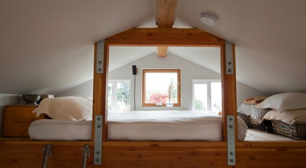low-cost mini-camere dormitor - lenjerie de pat alb