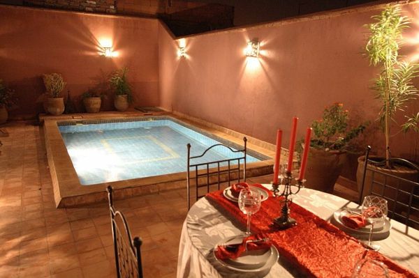 design de varanda com uma piscina e belos candelabros