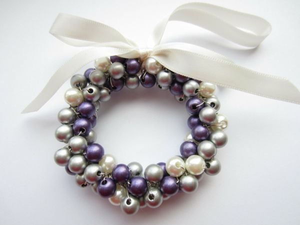 hvit juledekorasjon - krans av perler og en hvit bue